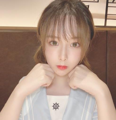 轩墨宝宝解锁学生装,容貌清纯惹人爱