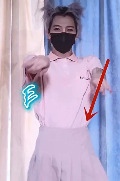 七鹤大人模仿女团跳舞却被少女腰抢镜说不羡慕是假的