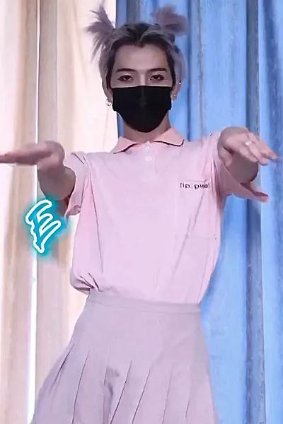 七鹤大人模仿女团跳舞,却被"少女腰"抢镜,说不羡慕是假的