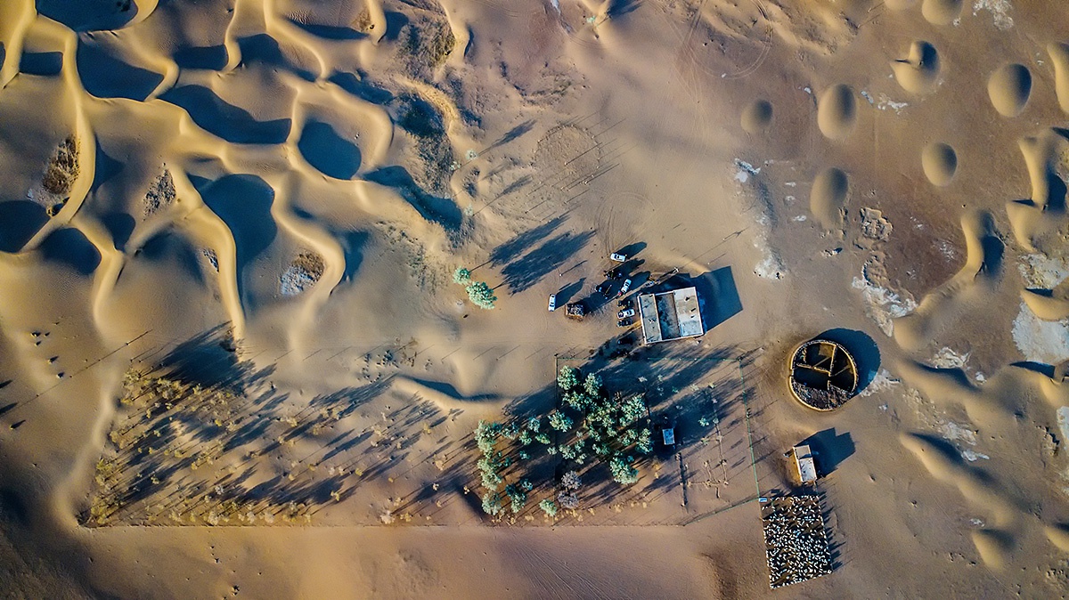 内蒙古最大沙漠,巴丹吉林,沙漠腹地密集呈现奇幻的多彩盐湖