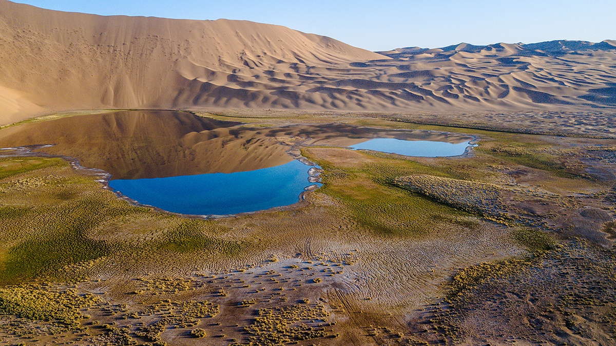 内蒙古最大沙漠,巴丹吉林,沙漠腹地密集呈现奇幻的多彩盐湖