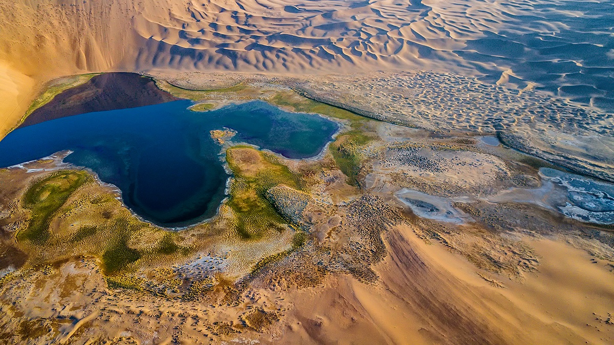 内蒙古最大沙漠,巴丹吉林,沙漠腹地密集呈现奇幻的多彩盐湖