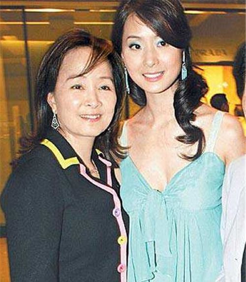 但孙道存也是传出了不少的绯闻,先是跟女星颜宁同居十余年,生下了两子