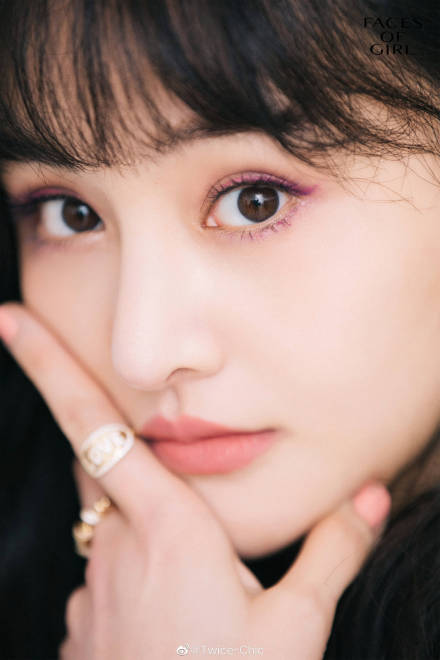 郑爽身穿粉色亮片t恤搭蓬松长卷发,少女感十足