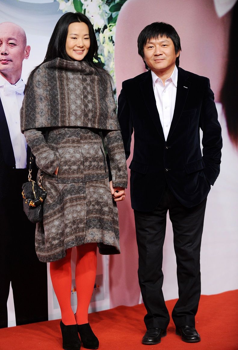 咏梅也有雷人装,老气斗篷裙竟搭红色裤袜,老公栾树是王菲初恋