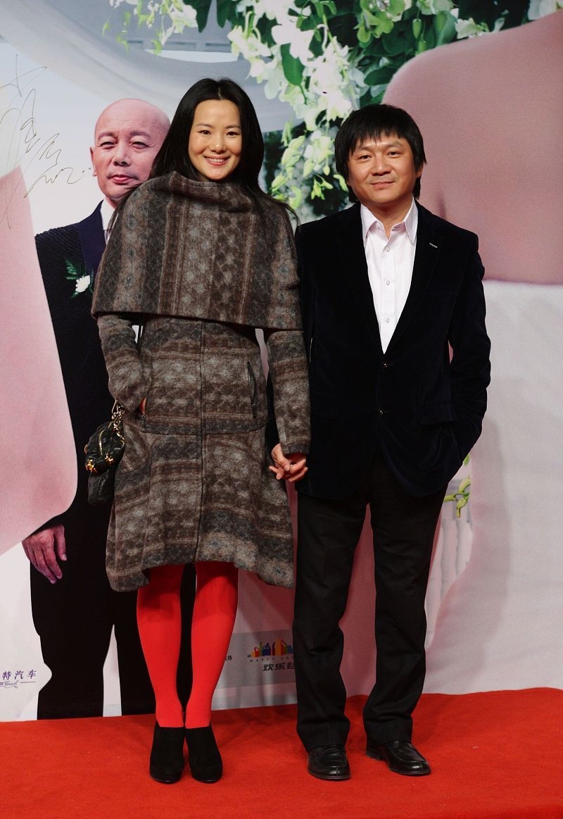 咏梅也有雷人装,老气斗篷裙竟搭红色裤袜,老公栾树是王菲初恋