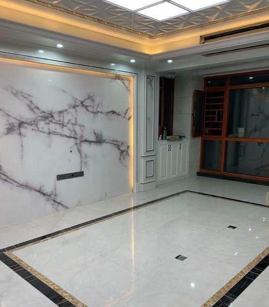 不仅做了灯带吊顶,而且天花板做了石膏雕花装饰,然后还有彩色花边装饰