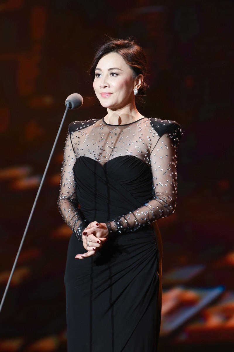 刘嘉玲越老越放得开!蓝色礼服开到大腿根,秀出一双大长腿太吸睛