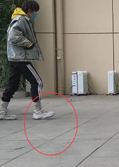 易烊千玺下车后被抓拍,看清他的袜子穿法,很少会有男明星这么穿