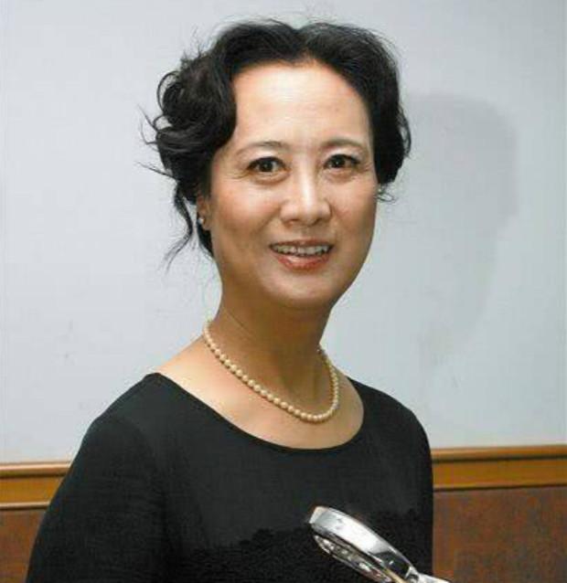 后来的殷新一直生活在美国,遇到了她现在的美国丈夫,这个人对她很好