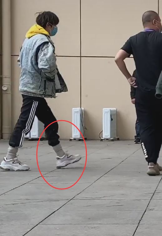 易烊千玺下车后被抓拍,看清他的袜子穿法,很少会有男明星这么穿