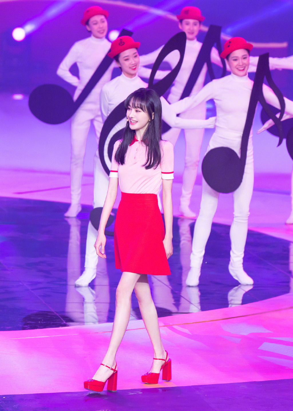 郑爽回归事业衣品也飙升穿字母t打卡薇娅直播间再次美成初恋