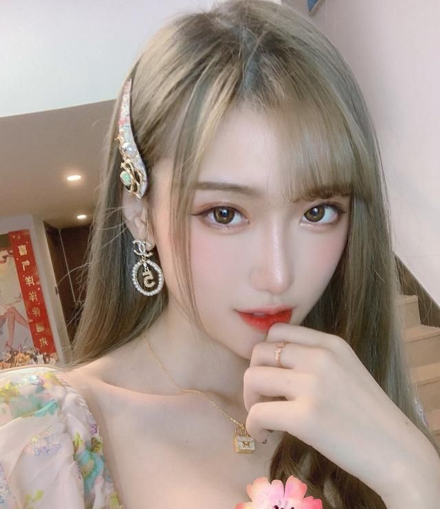 "腐团儿"新照曝光,胸口珍珠饰品抢镜,粉丝:就这?不缺流量
