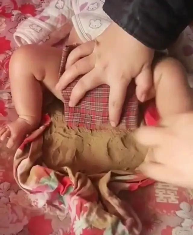 宝妈晒"省钱"新窍门,但节约纸尿裤的法,遭网友怒评:穷就别生