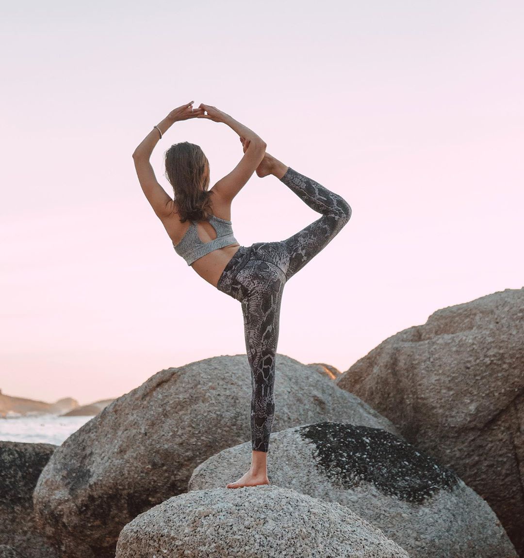 俏皮女神周雨彤一身休闲风,好身材遮不住,经常健身自带潇洒气场