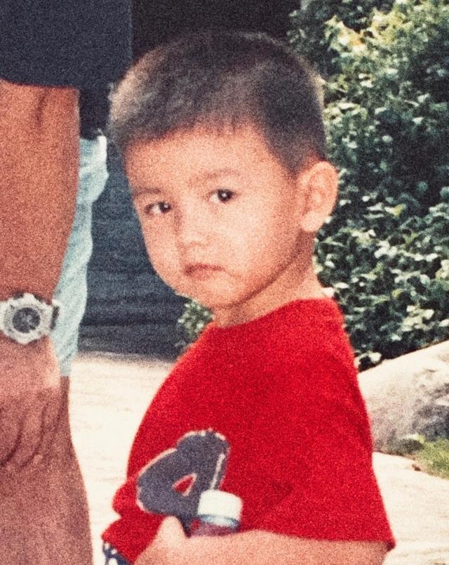 陈飞宇发童年照片和现在照片对比图,眉清目秀十分可爱