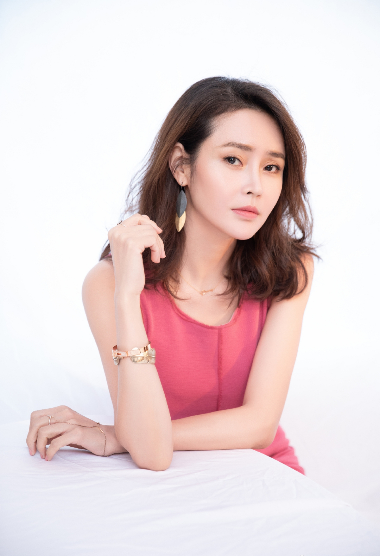 沙漏身材只服于明加紧身长裙全身零赘肉只是可惜脸变僵了