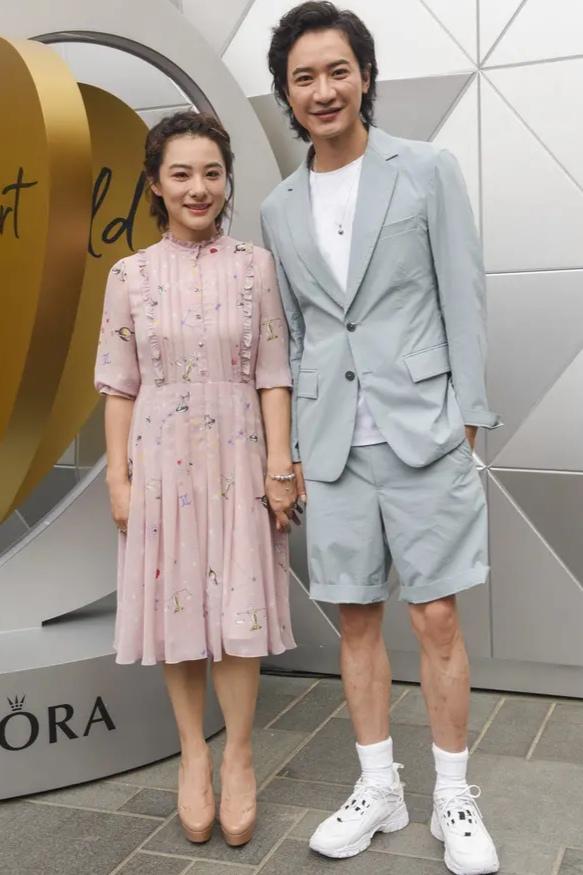 刘璇携夫亮相,穿碎花裙小腿比老公还粗,老公留长发两人如一张脸