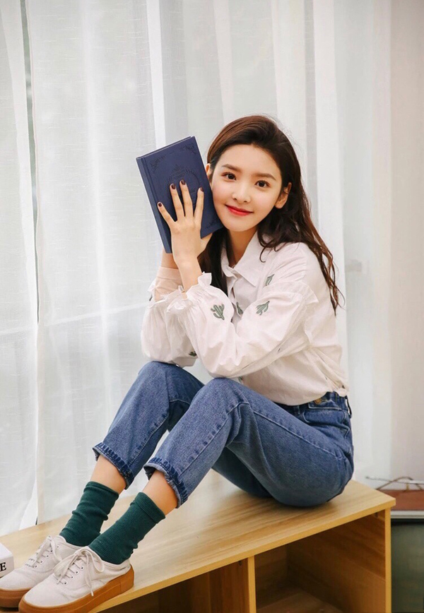 章若楠春日私服曝光,基础款穿搭时髦又减龄,素颜比化妆还好看