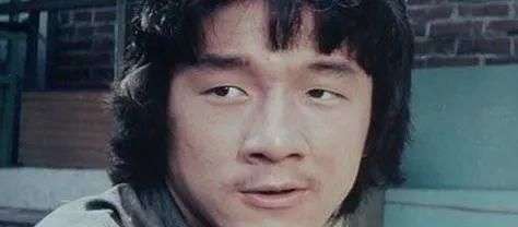 好像他一直都是这样,但实际上,在成龙出道的时候,他是单眼皮