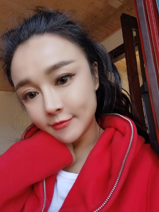 冉莹颖晒自拍肌肤嫩如婴儿,修图太狠变洋娃娃,差点认不出