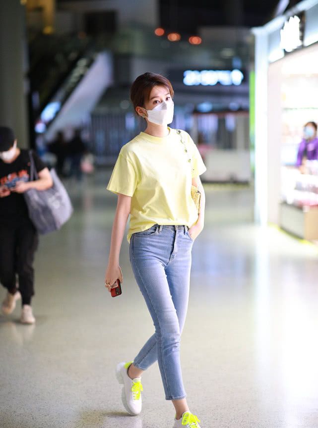 乔欣穿黄色短t搭牛仔裤简约清新显元气活力,戴口罩防护到位