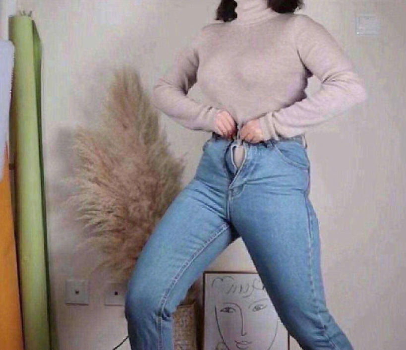 迪丽热巴晒网图,暗示自己胖到穿不上裤子,网友:眼见为实