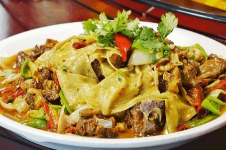 胡羊焖饼大片驴肉的口感近似牛肉,有滋补的功效.