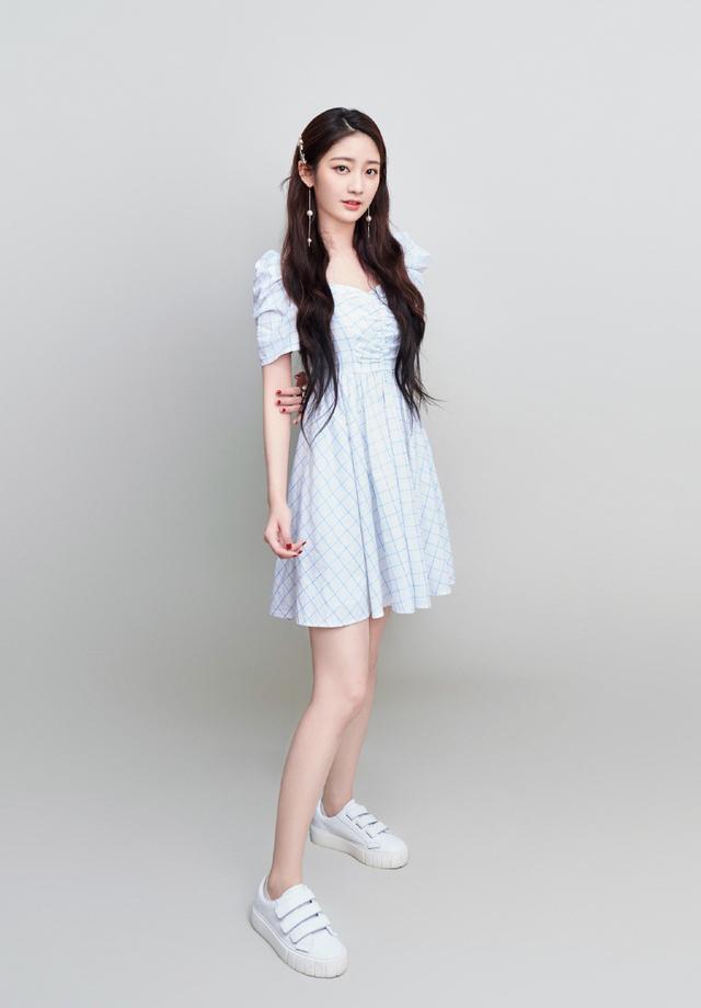 她被《创造101》淘汰,今穿粉色西装印花裙,手捧哈密瓜好甜美