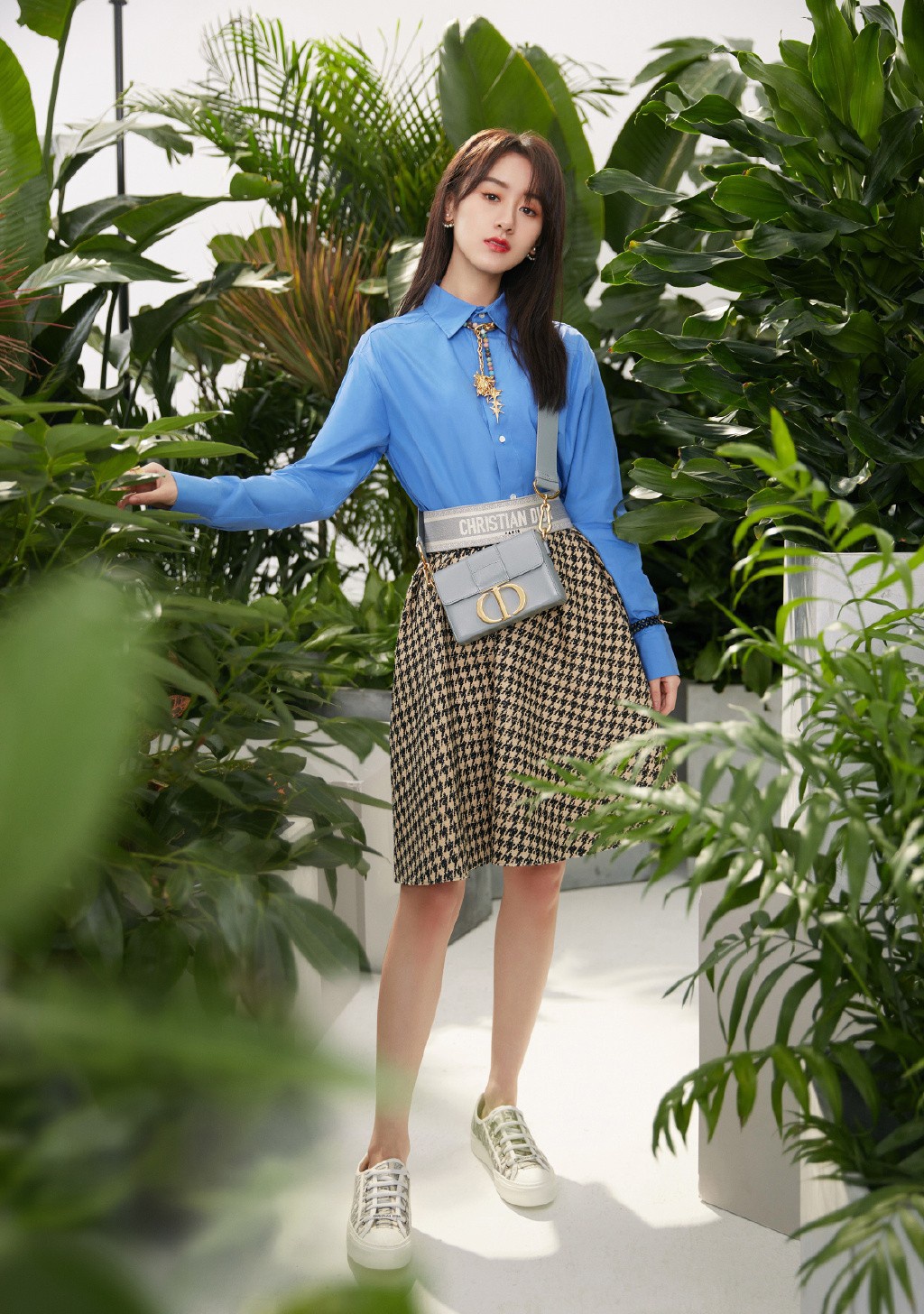 白衣校花与大长腿她是女主今穿t恤牛仔裤香肠腿抢镜