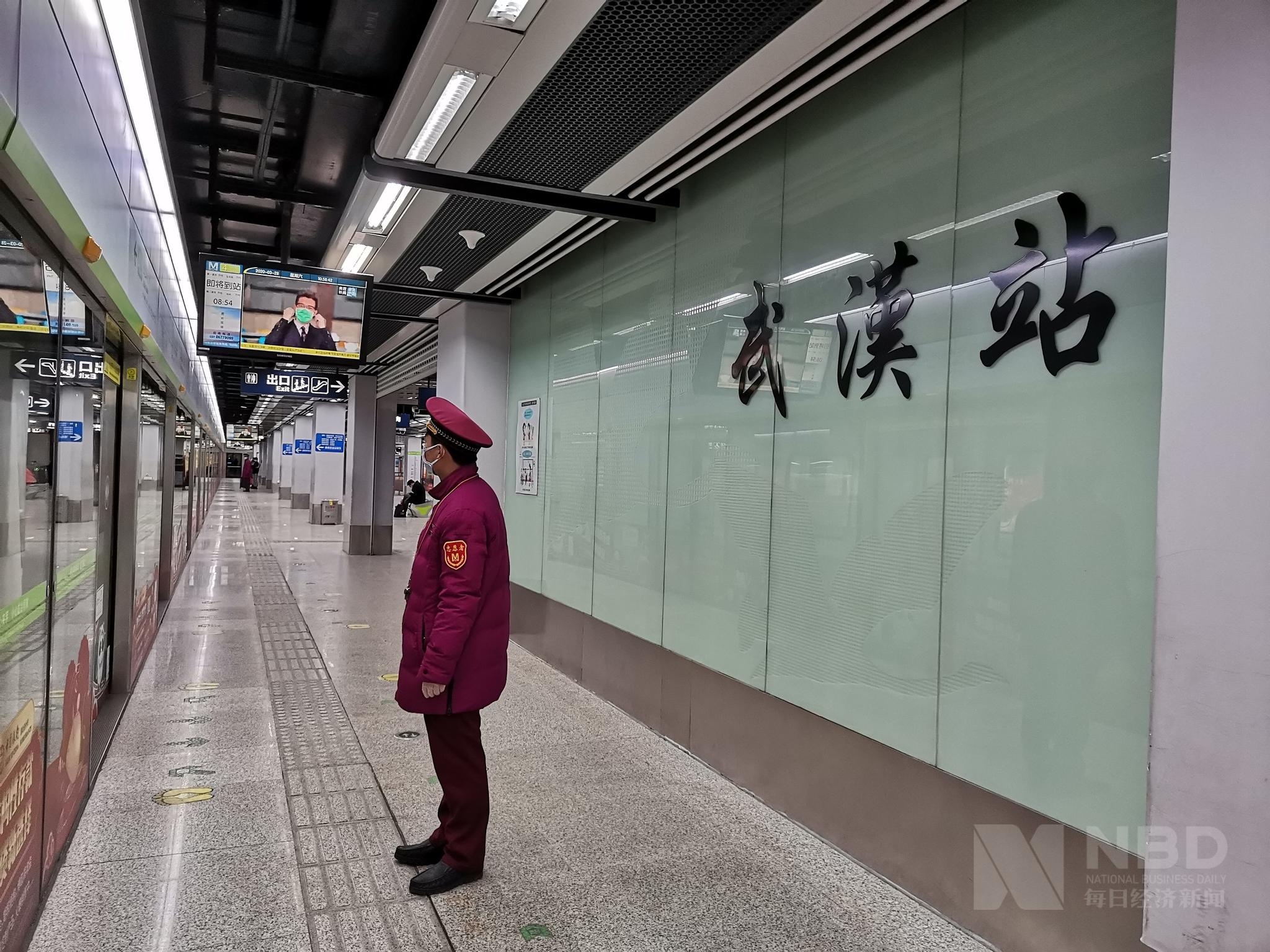 图集丨武汉地铁恢复运营首日高铁站乘客排长龙