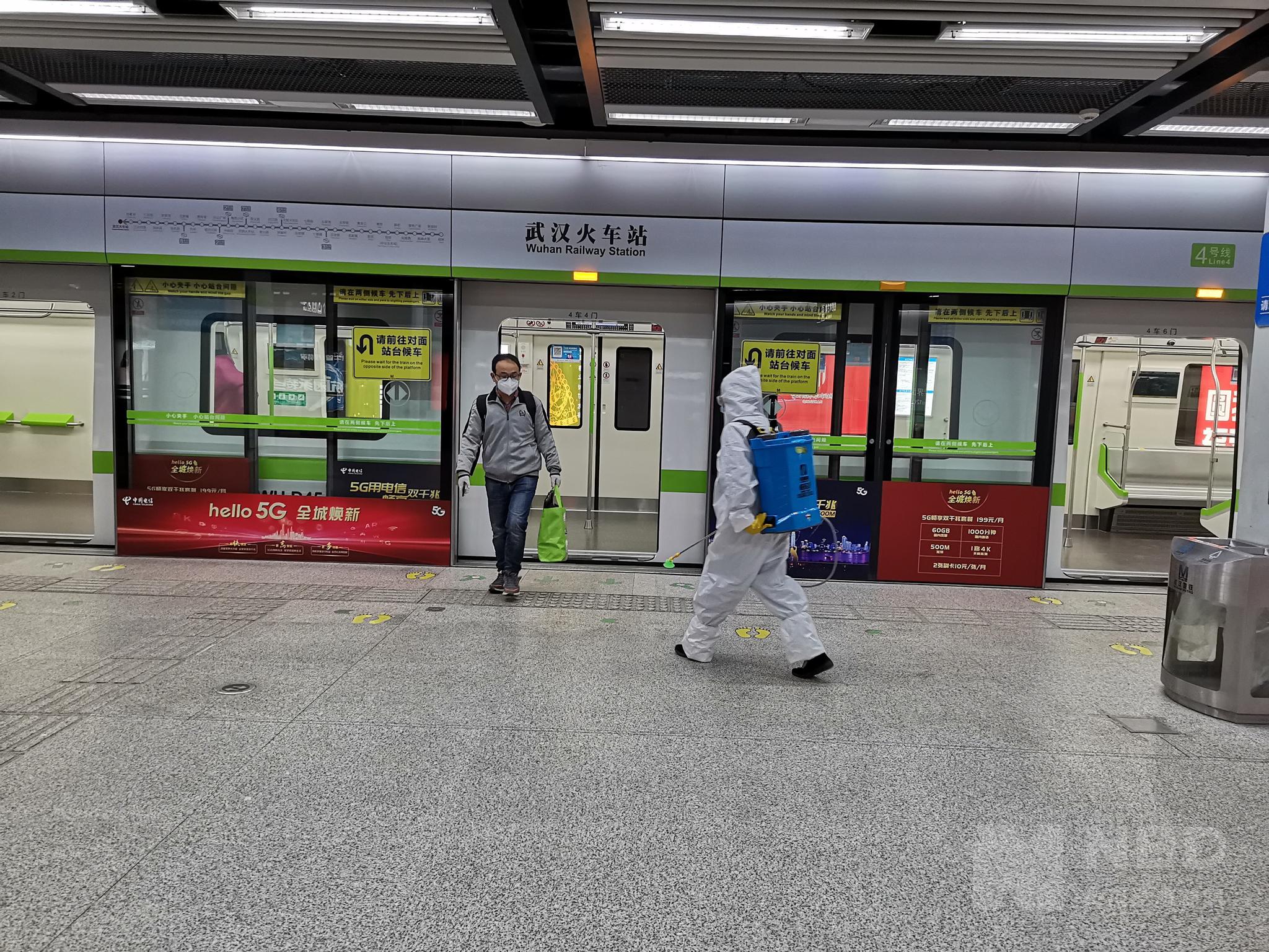 图集丨武汉地铁恢复运营首日高铁站乘客排长龙