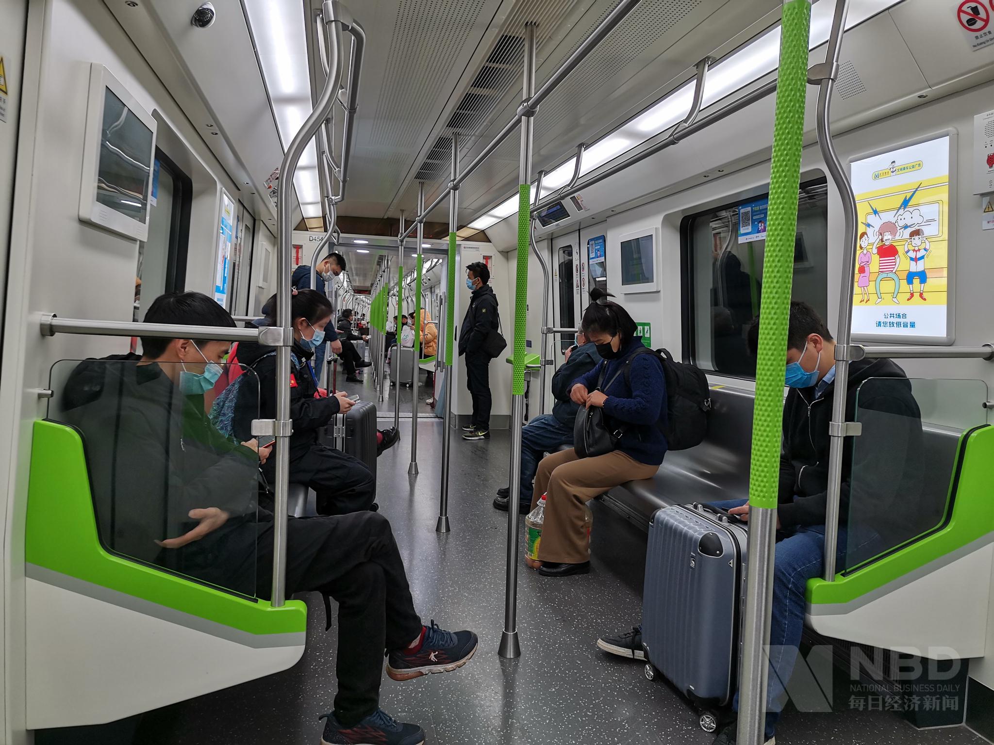 图集丨武汉地铁恢复运营首日高铁站乘客排长龙