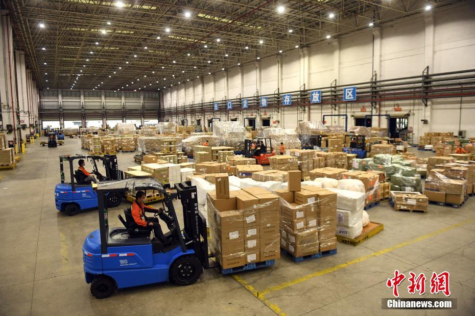 广州白云国际机场物流逐步恢复 向海外发送防疫物资663吨