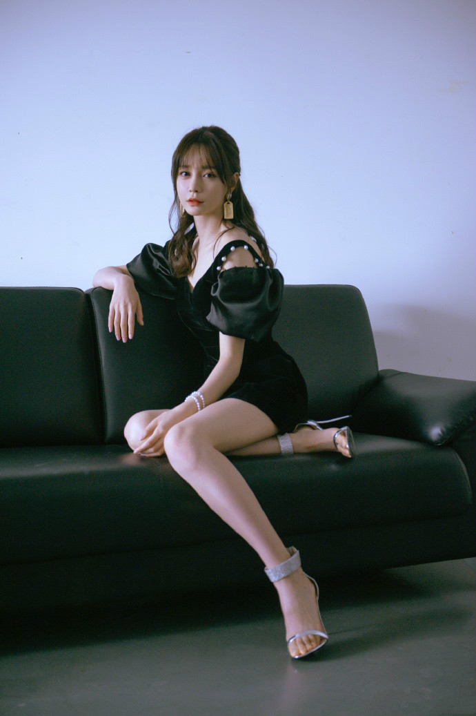 沈梦辰厉害,夏天没到就穿上短裤出来秀长腿,海涛快管管你女朋友