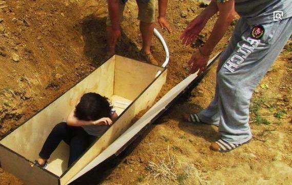 女子体验被埋葬的感觉,一小时后打开,所有人都不淡定