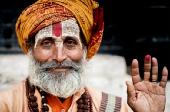 印度"最牛"僧人,高举右臂长达46年从没放下,如今成了这般模样