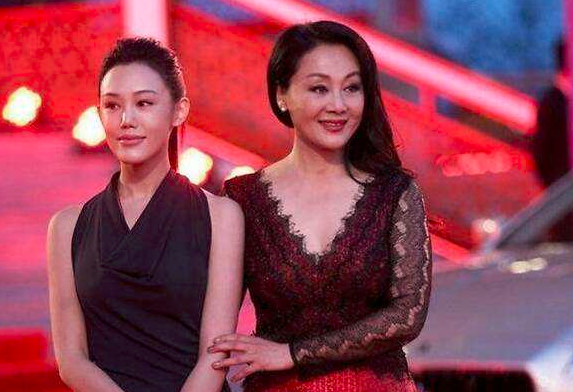 56岁王姬全家照,老公帅气女儿高颜值,25岁儿子智商仅4岁