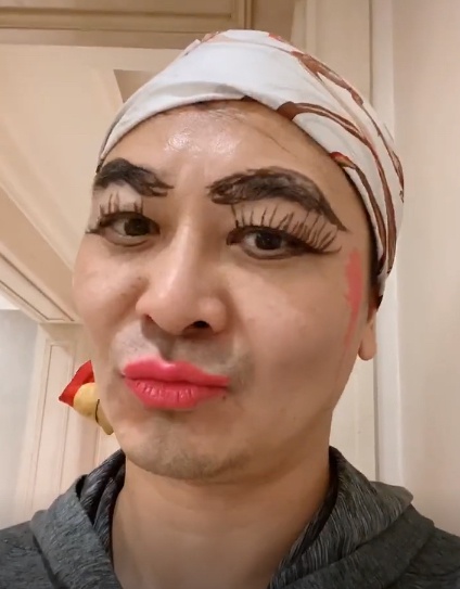 宅疯了!吴樾画辣眼妆变身"佩奇妈妈"