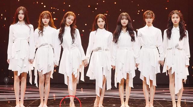 有种"小心机"是虞书欣,163莫寒光着脚拍照