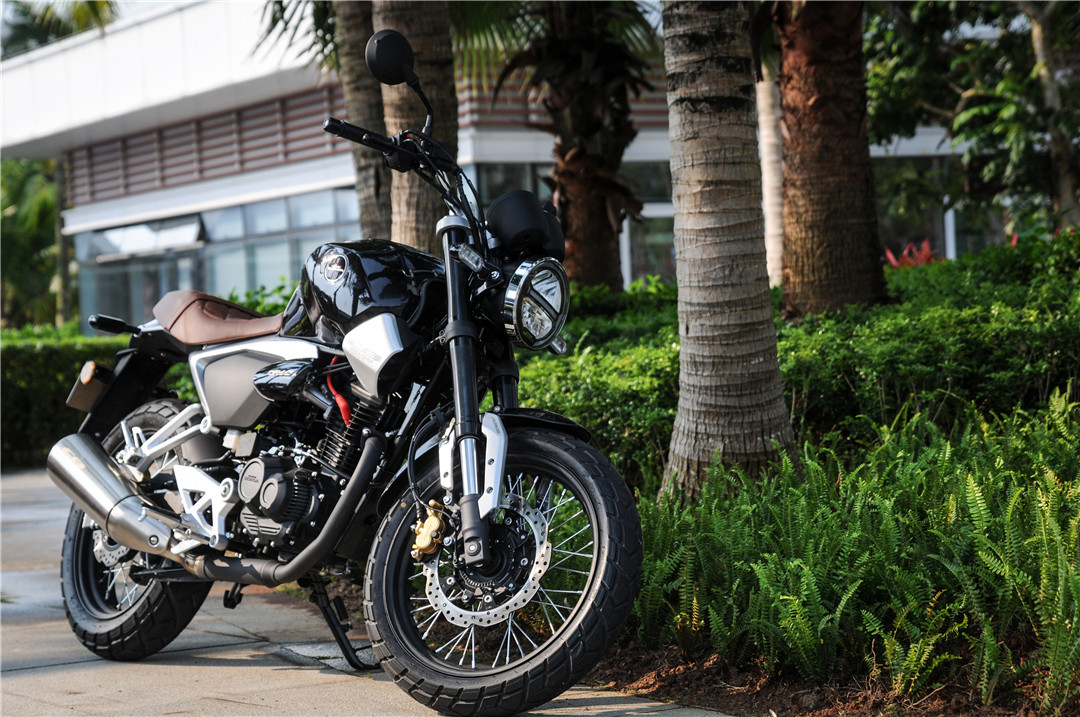 新本的cbf190tr官方售价为16980元,而五羊本田的鸷道190官方售价为