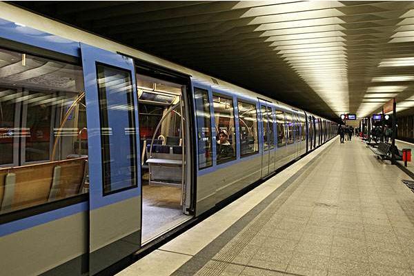 外国人评价各国地铁,日本的安静,印度的难闻,中国的就两个字!