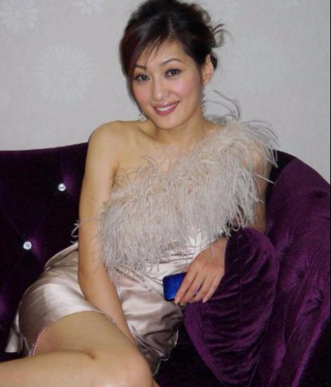 做了8年保姆,恋外籍男友被骗4亿,43岁嫁身家10亿富豪