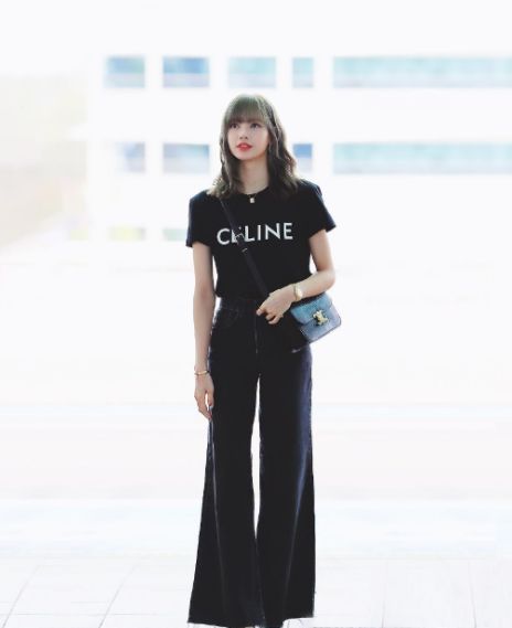 其实lisa也只有一米六五的身高,但是她真的很善于利用穿搭让自己看