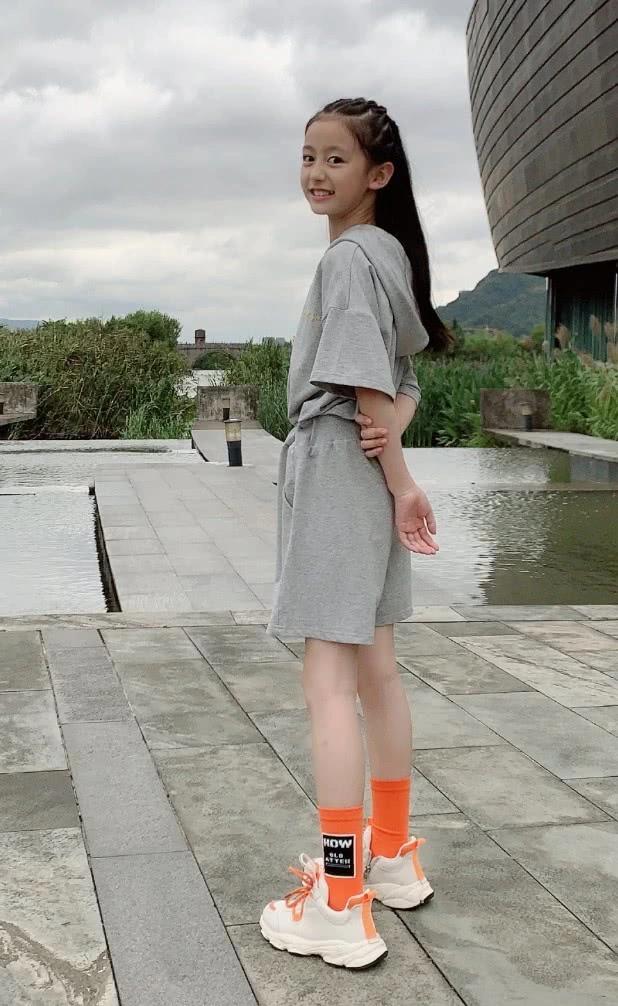 她是被王一博宠爱的女孩,今9岁把死亡粉匡威踩脚下,腿细成电棍