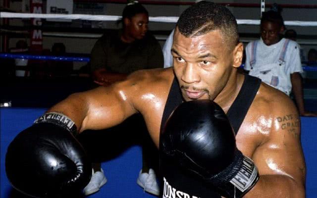 拳王泰森隔离期间做直播,6小时赚15万元,拿狗练拳依旧身手矫捷