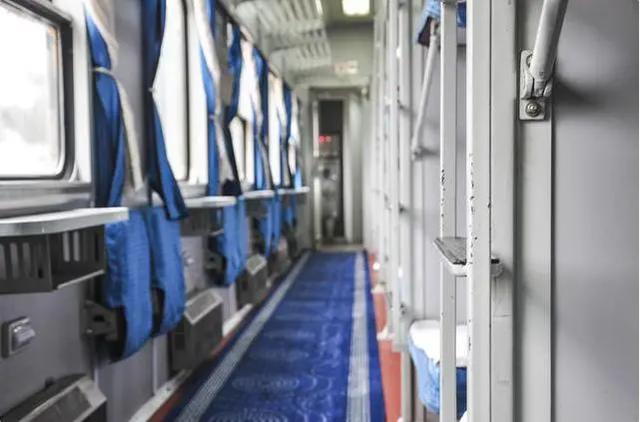 说起卧铺,我首先想到的是一辆k53次列车,这是我国首辆全卧铺火车,虽说