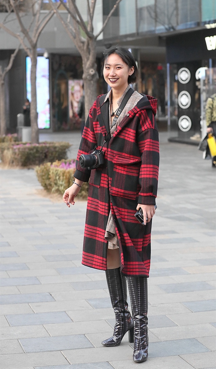 街拍:用肉丝搭配高筒靴的美女