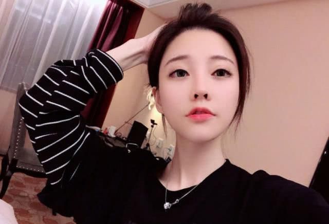 冯提莫获周董官号点赞,疑似综艺合作,她会成直播界的最大赢家