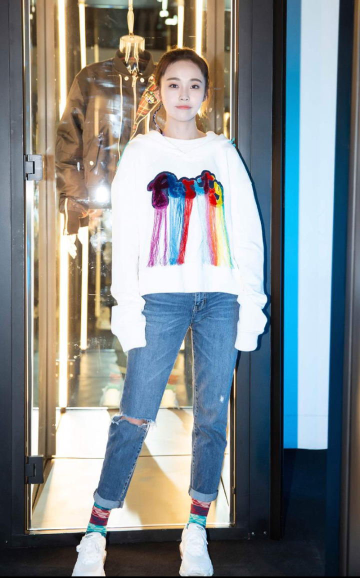 30岁张佳宁少女感好足穿卫衣牛仔裤扎马尾辫身材很出众